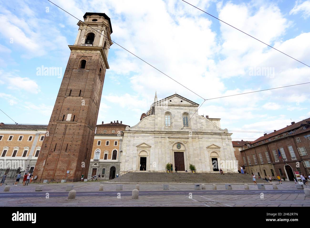 TURIN, ITALIEN - 18. AUGUST 2021: Kathedrale des heiligen Johannes des Täufers mit Glockenturm in Turin, Italien Stockfoto