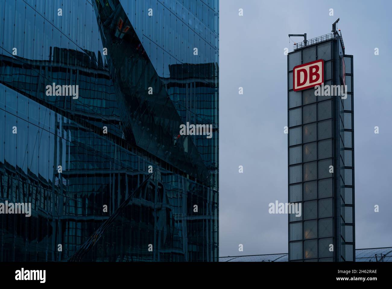 deutschland, berlin, Glasfassade des Hauptbahnhofs am frühen Morgen Stockfoto