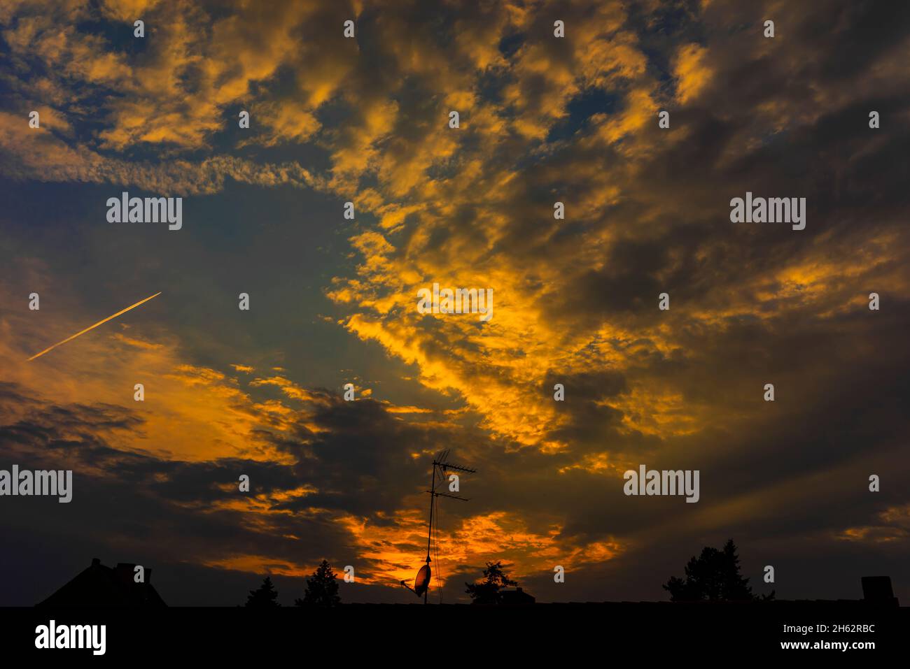 Sonnenuntergang über den Dächern der Stadt Stockfoto