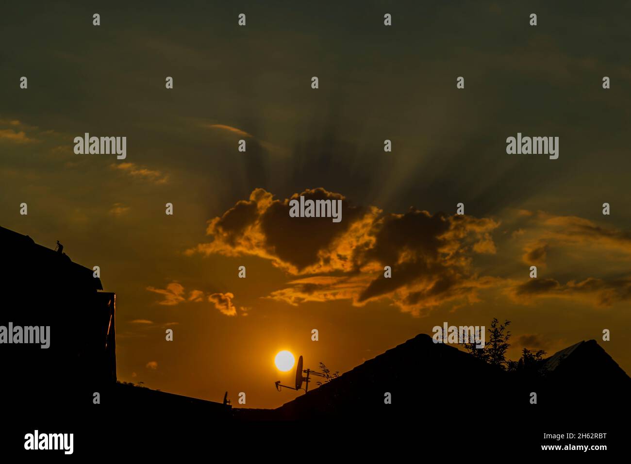 Sonnenuntergang über den Dächern der Stadt Stockfoto