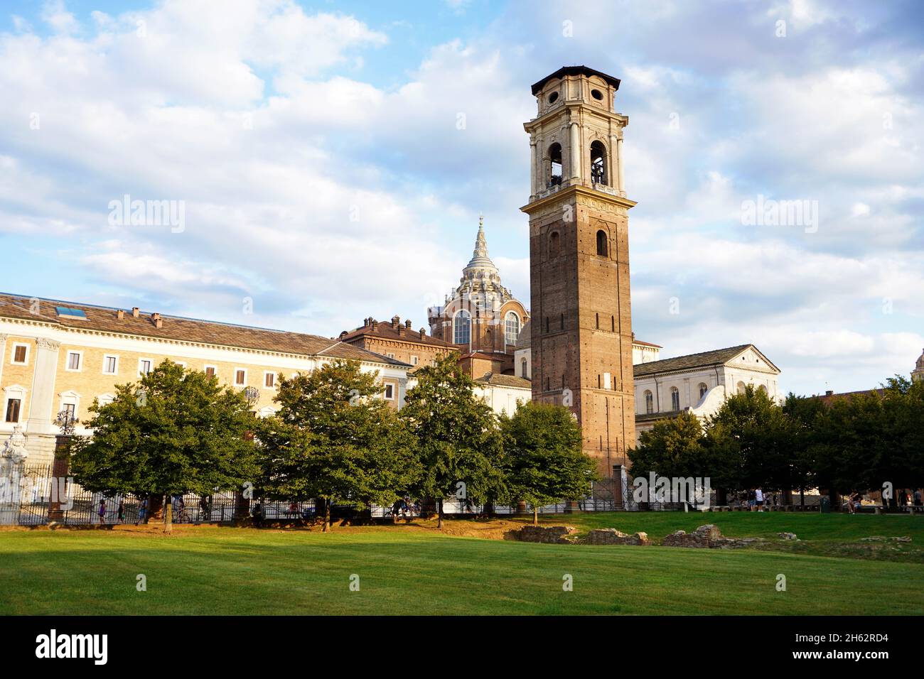 Campanile und Kuppel der Kathedrale von Turin aus dem Archäologischen Park, Turin, Italien Stockfoto