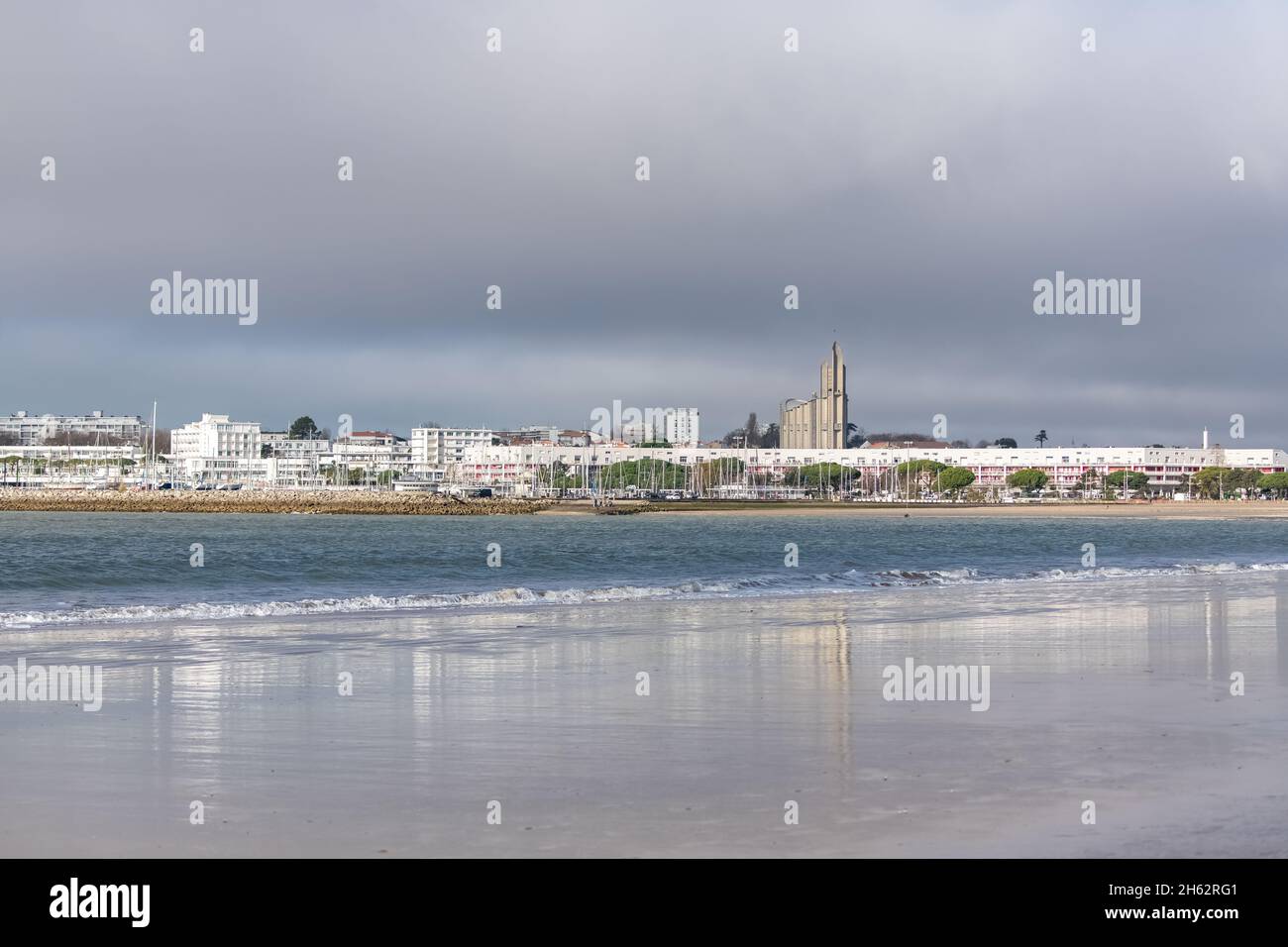 Royan, der Strand, mit der Kathedrale im Hintergrund, mit Reflexion im Wasser Stockfoto