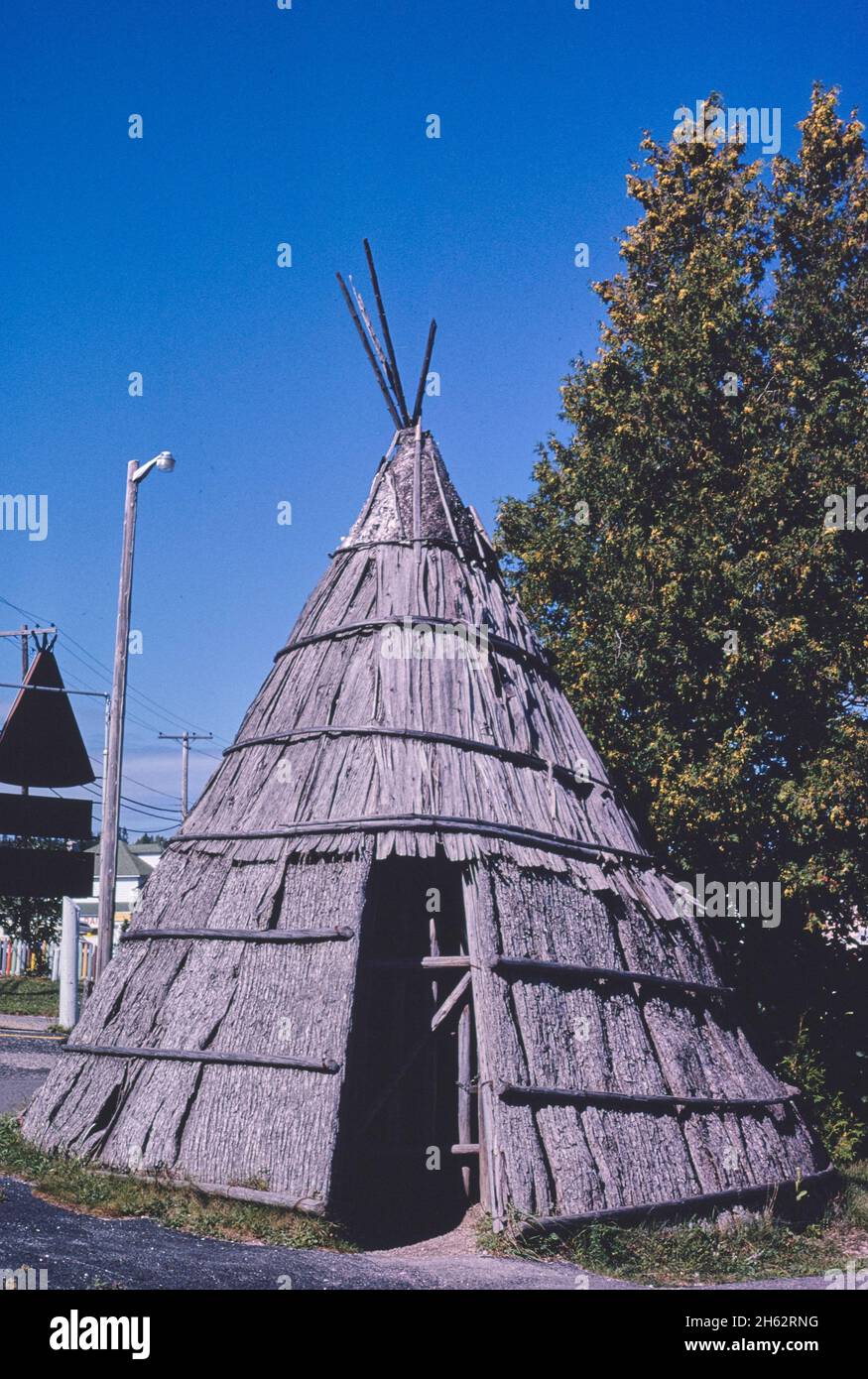 Tipi-Indian Village Souvenirs, I-75-B, Saint Ignace, Michigan; ca. 1988 Stockfoto