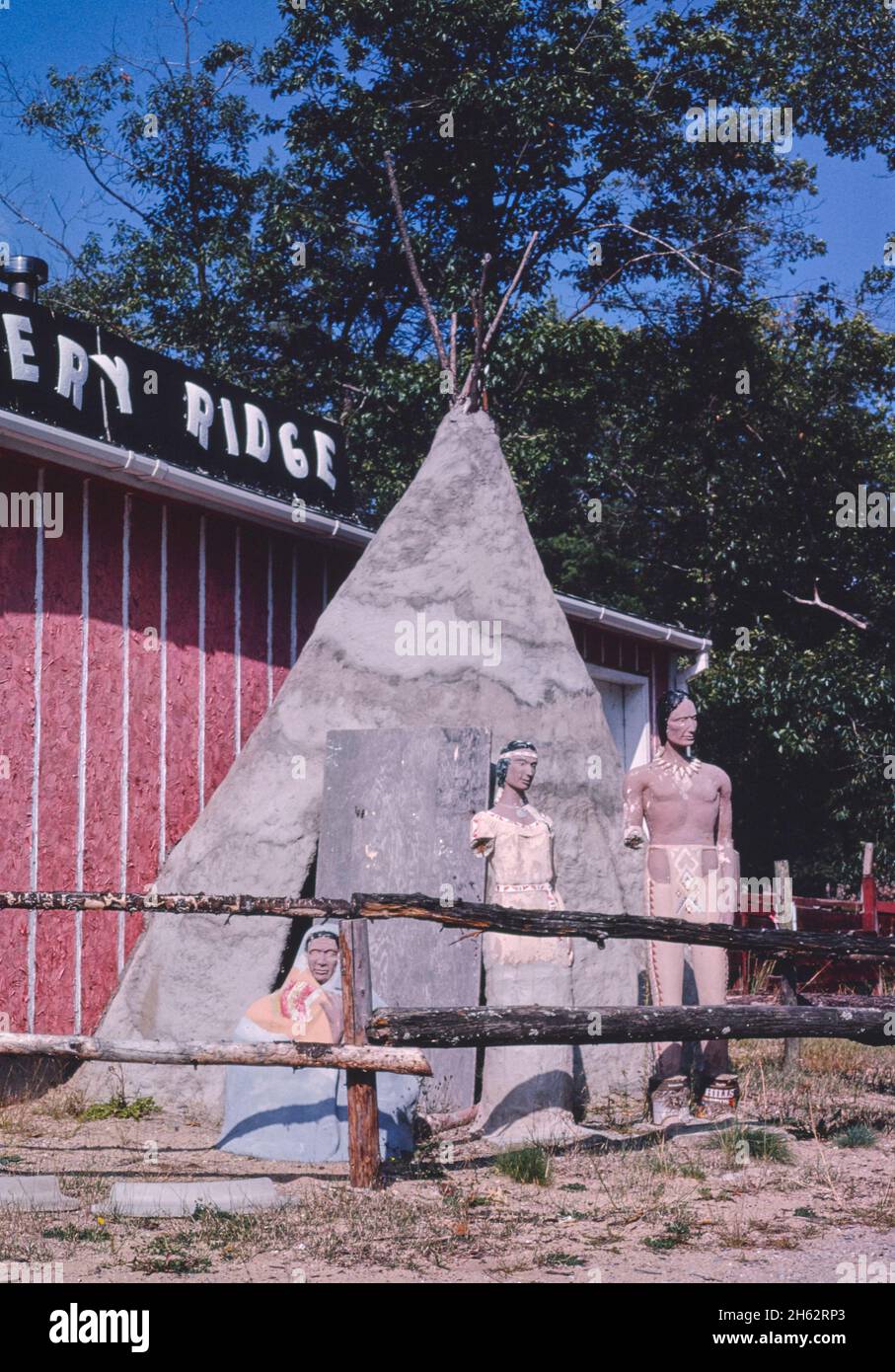 Mystery Ridge & Enchanted Forest Tipi, Route 23, Au Sable, Michigan; ca. 1988 Stockfoto