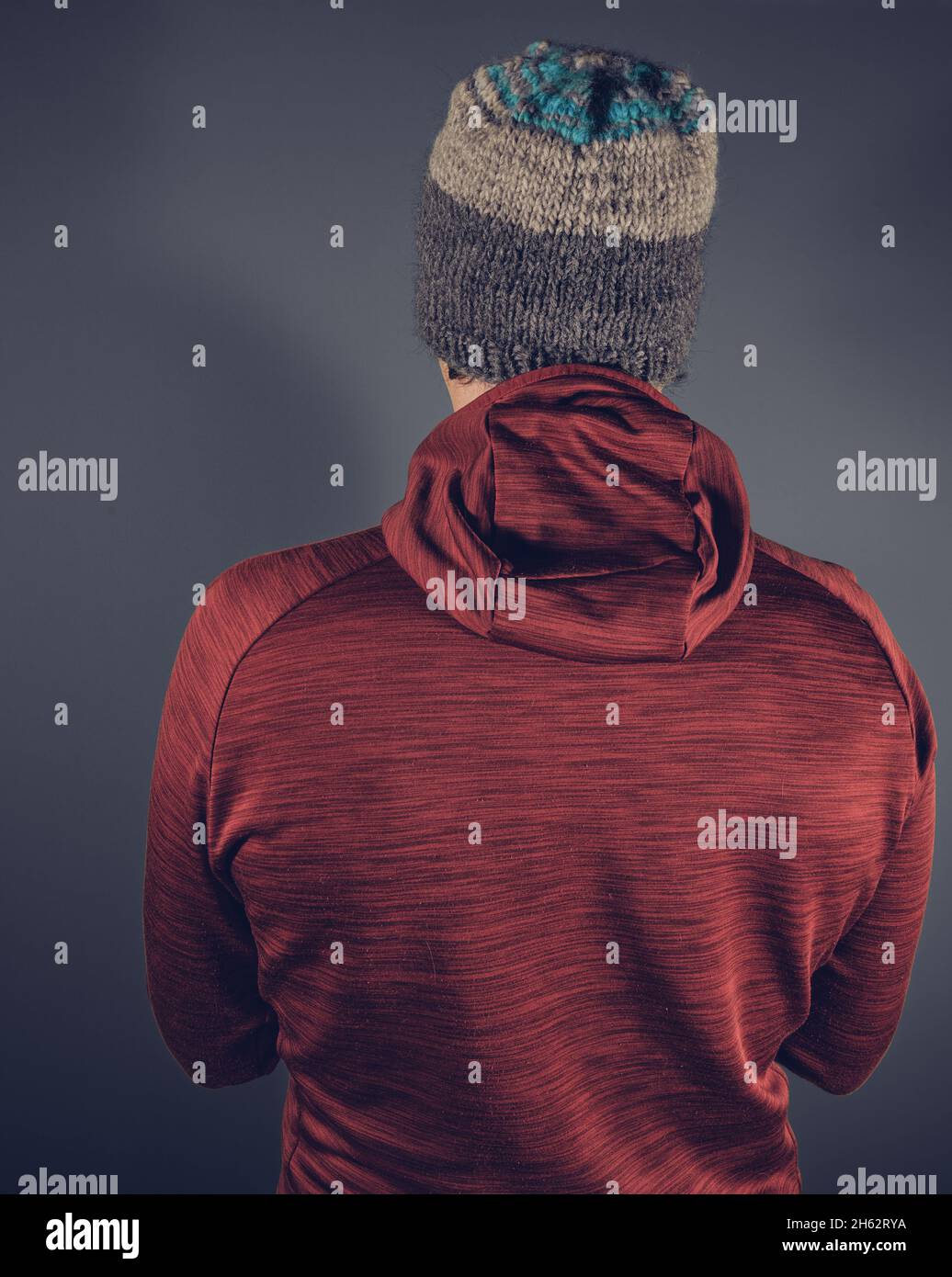 Mann mit Wollmütze auf dem Kopf Stockfoto