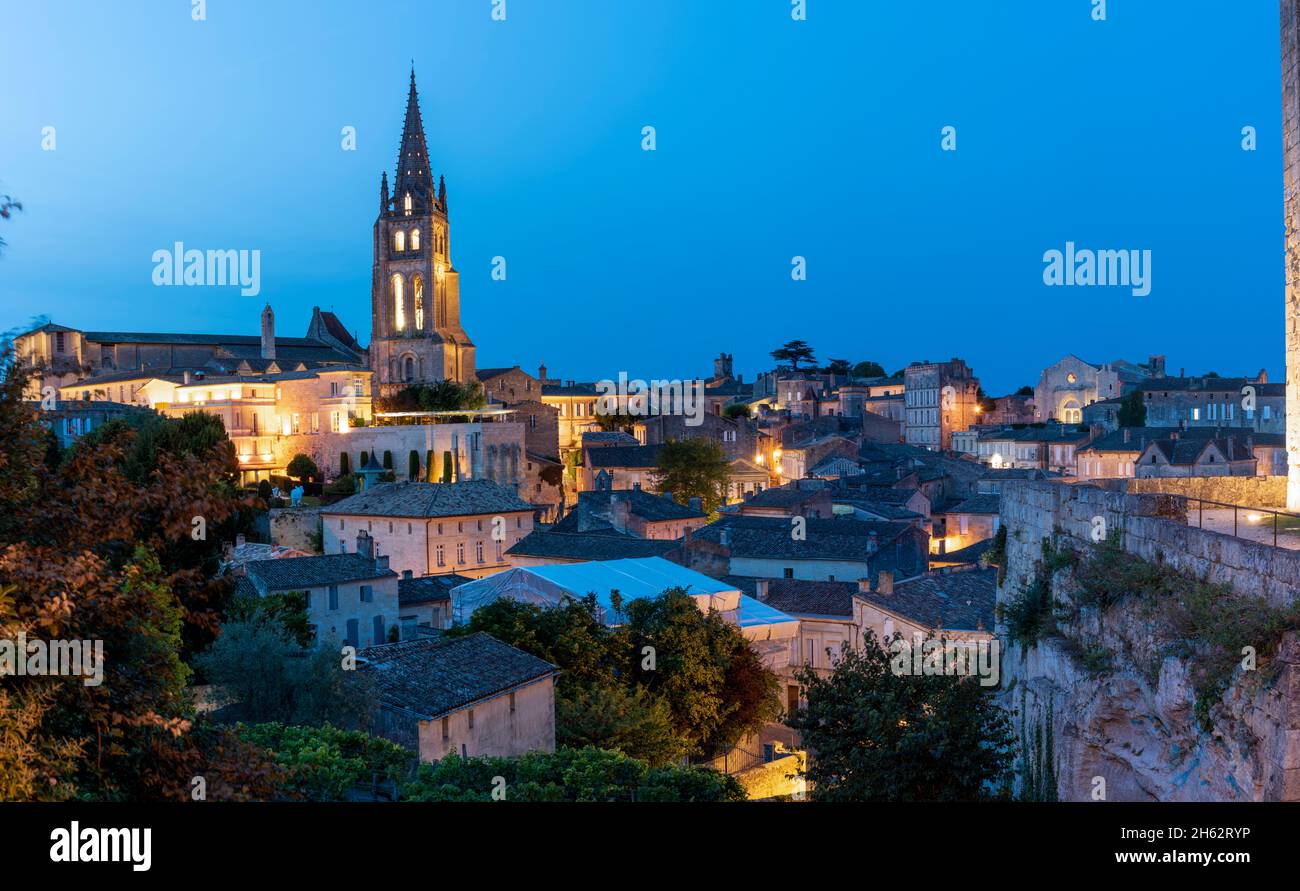 frankreich, Nouvelle-aquitaine, departement gironde, saint emilion, Altstadt mit Felskirche in der Abenddämmerung, berühmte Weinstadt, ist ein unesco-Weltkulturerbe Stockfoto