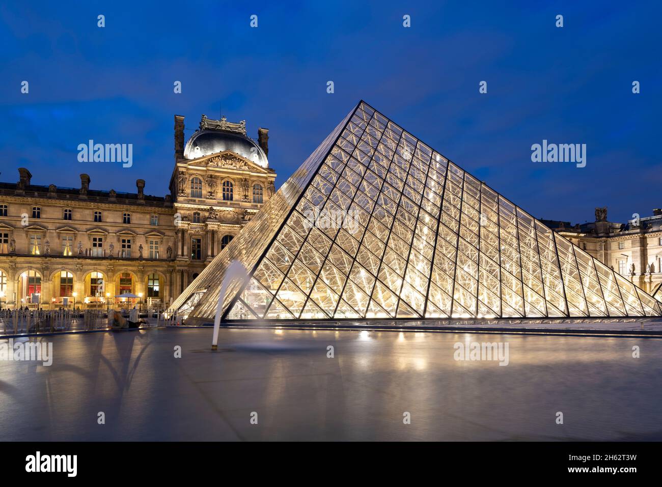 glaspyramide im innenhof des louvre