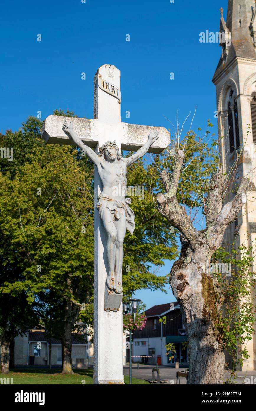 frankreich, Nouvelle-aquitaine, gironde, Karkane, Jesus am Kreuz, steht vor der Kirche église saint-martin in Karkanen Stockfoto