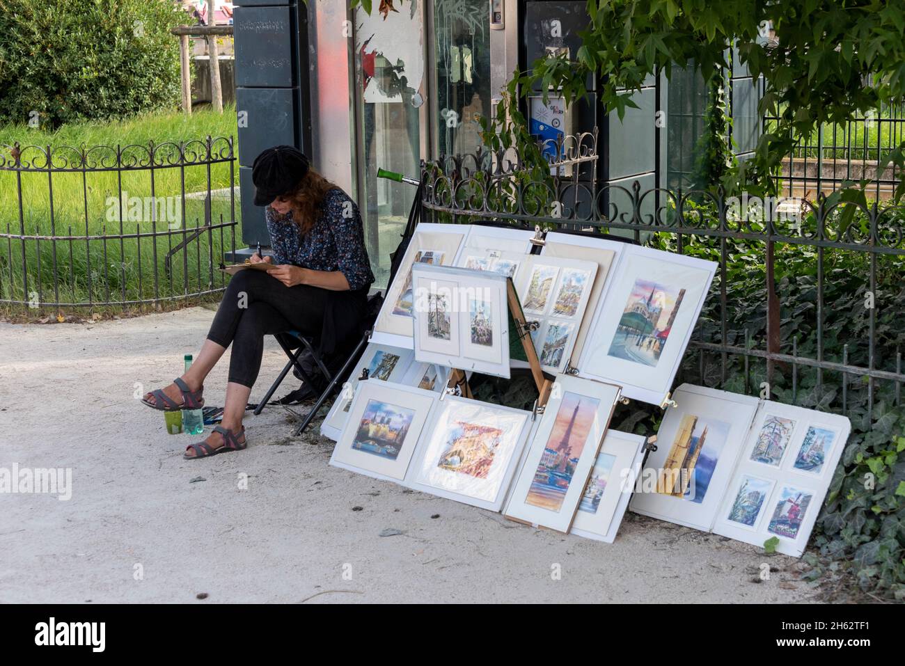 frankreich, Region ãžle-de-france, paris, Painter befindet sich vor der kathedrale notre dame und bietet Gemälde mit Stadtansichten von paris Stockfoto