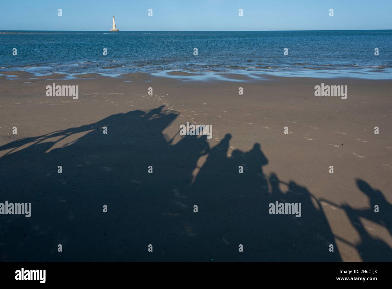 frankreich,Nouvelle-aquitaine,departement gironde,le verdon-sur-mer,die Schatten der Touristen auf einem Amphibienfahrzeug in der Mündung der gironde. Dahinter ist der Leuchtturm von cordouan zu sehen. Das Gebäude gehört seit Sommer 2021 zum unesco-Weltkulturerbe Stockfoto