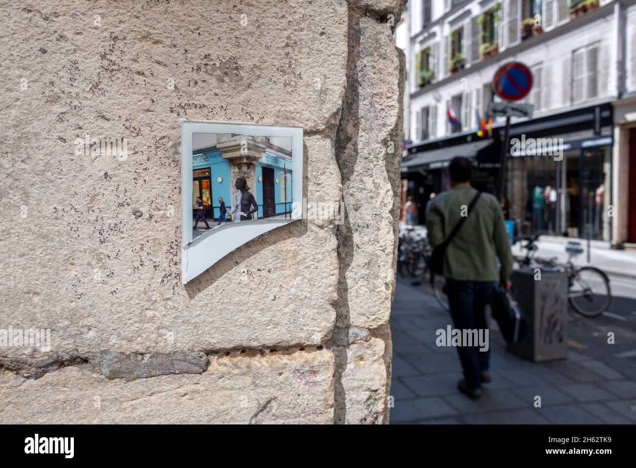 paris, frankreich, gebrochenes Bild an einer Ecke, Passant, marys jüdisches Viertel in paris Stockfoto