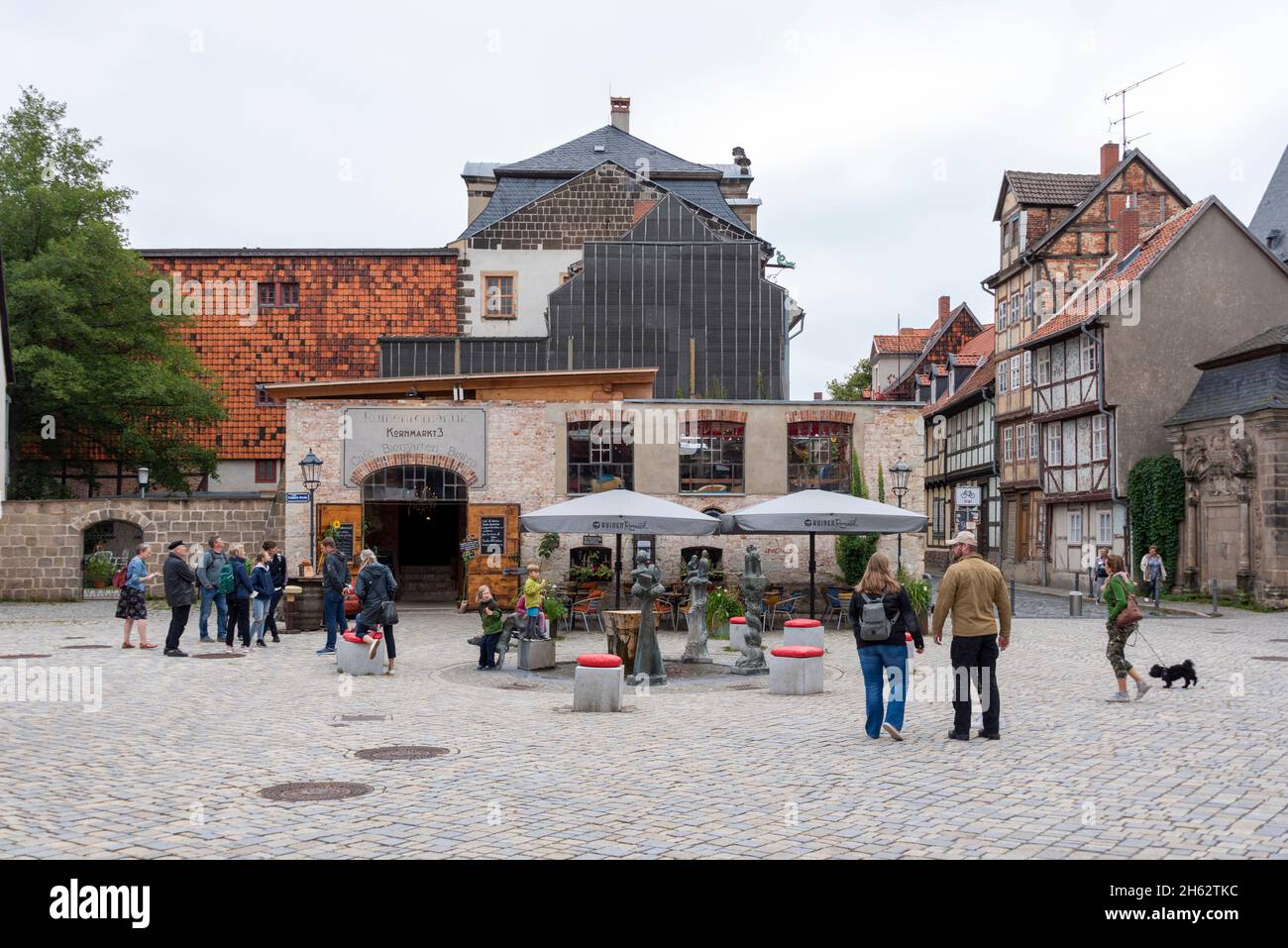 deutschland, sachsen-anhalt, quedlinburg, Touristen stehen an einem Brunnen auf dem kornmarkt, dahinter sieht man das restaurant kornmarkt 3 Stockfoto