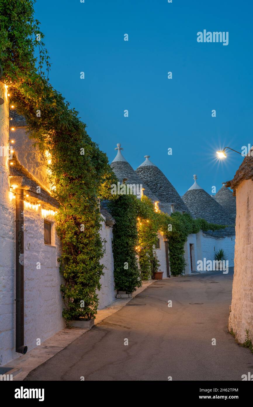 alberobello, provinz bari, salento, apulien, italien, europa. Sonnenaufgang in Alberobelle mit den typischen Trulli-Häusern mit ihrem konischen Dach im Trockenbau-Stil Stockfoto
