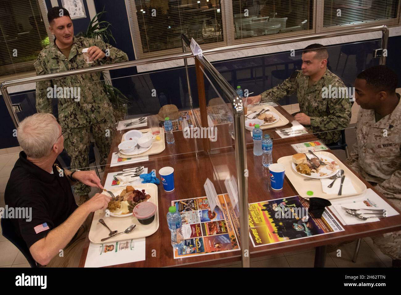 Berichten: Der amtierende Verteidigungsminister Christopher C. Miller isst Thanksgiving-Dinner mit Matrosen und Marineinfanteristen bei der Naval Support Activity, Bahrain, 25. November 2020. Stockfoto