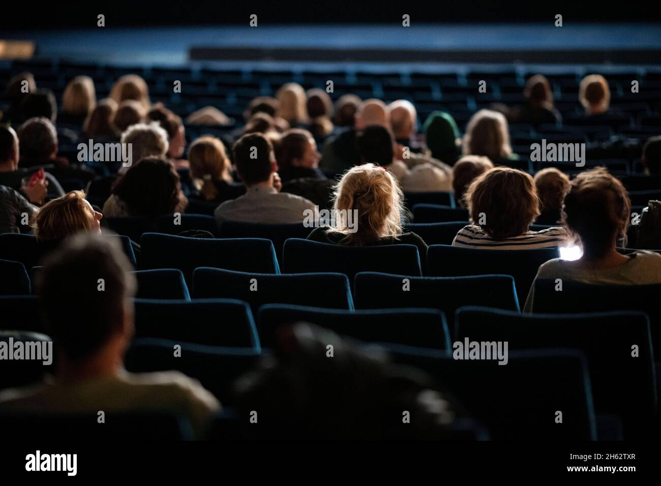 Berlin, Deutschland. November 2021. Die Besucher sitzen im Kino International. In Berlin haben ab Montag (15.11.2021) nur noch geimpfte und wiedergeborene Menschen aufgrund steigender Corona-Infektionszahlen Zugang zu vielen Orten. Quelle: Fabian Sommer/dpa/Alamy Live News Stockfoto