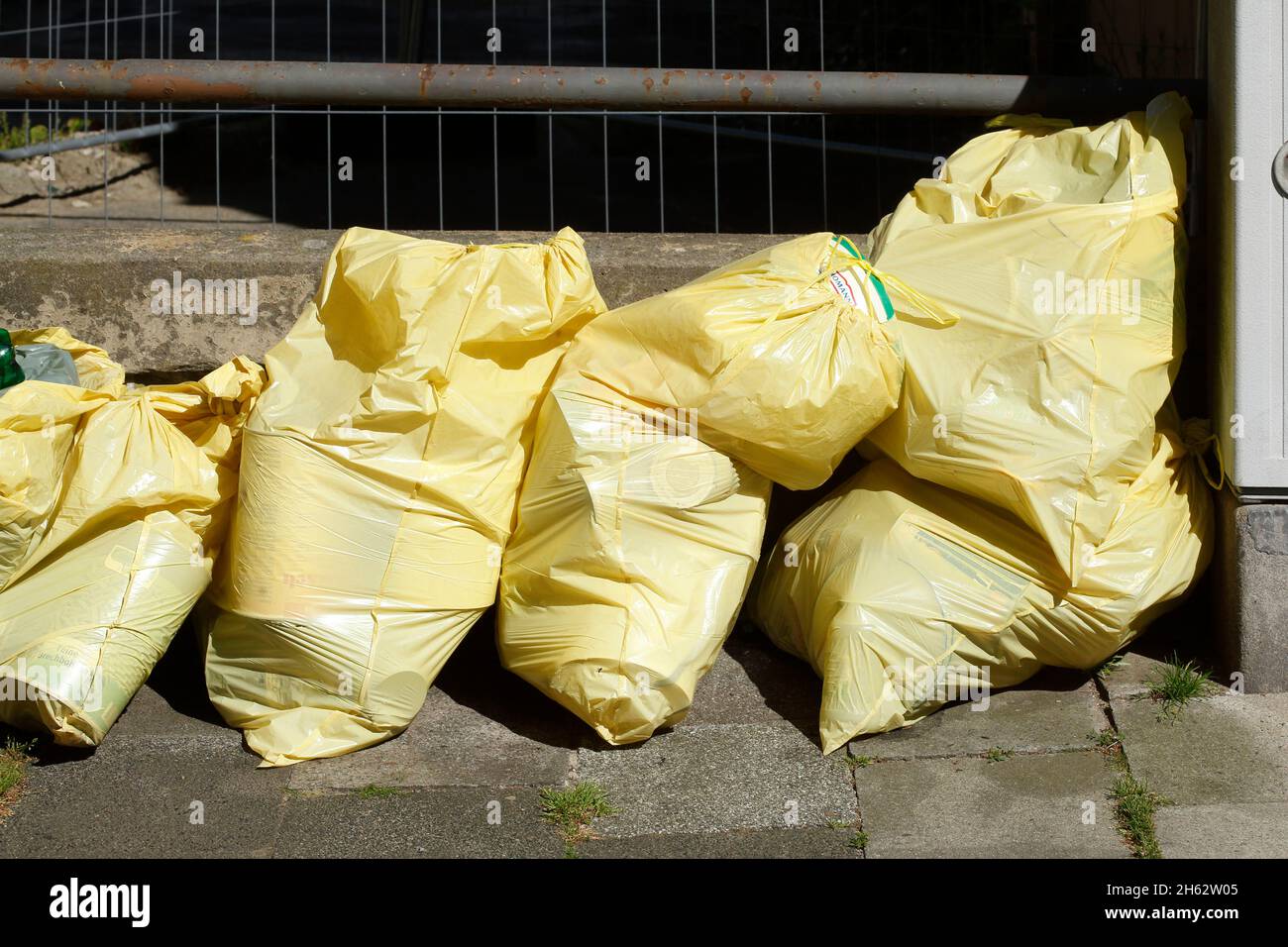 Gelbe Säcke stehen auf der Straße, bremen, deutschland Stockfoto