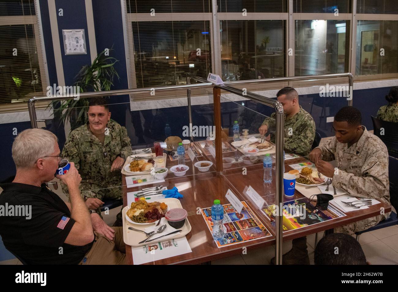 Berichten: Amtierender Verteidigungsminister Christopher C. Miller isst Thanksgiving-Dinner mit Matrosen und Marineinfanteristen, bei der Naval Support Activity Bahrain, 25. November 2020. Stockfoto