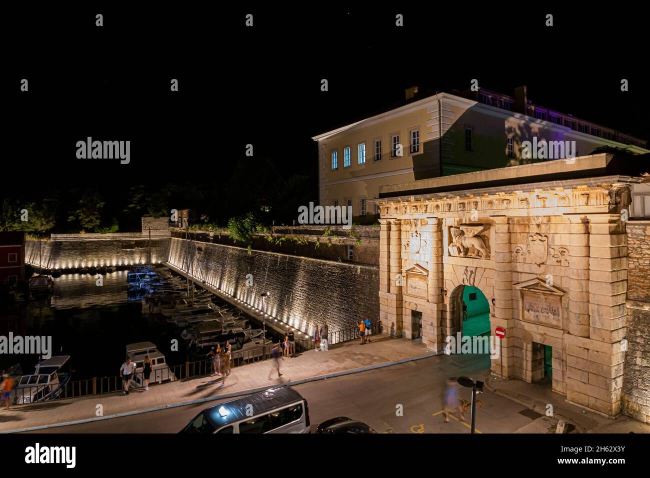Landtor - der Haupteingang in die Stadt in der Nacht, gebaut von einem venezianischen Architekten michele sanmicheli in 1543,zadar,kroatien Stockfoto