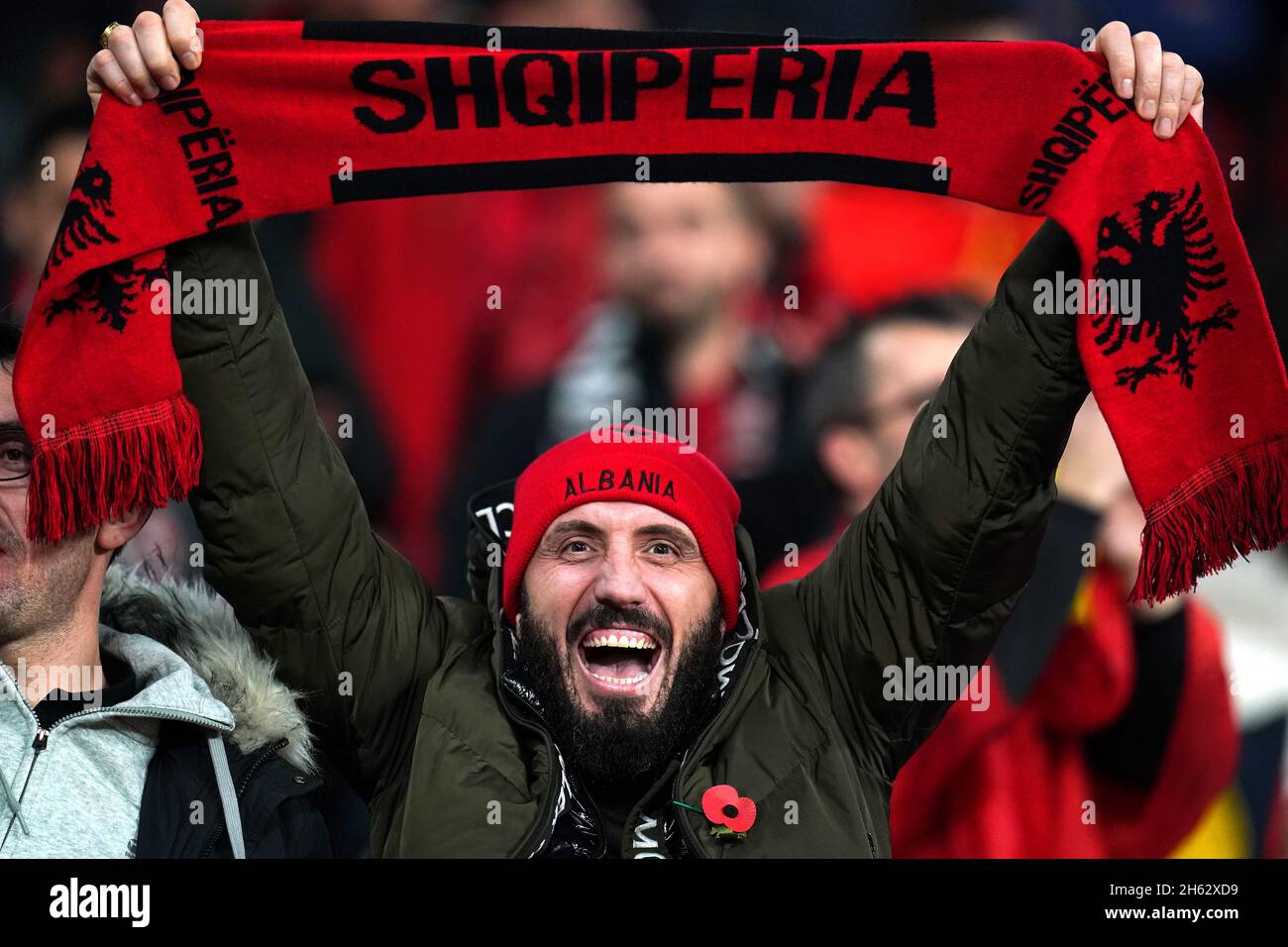 Ein Albanien-Fan auf den Tribünen während des FIFA-WM-Qualifying-Spiels im Wembley Stadium, London. Bilddatum: Freitag, 12. November 2021. Stockfoto