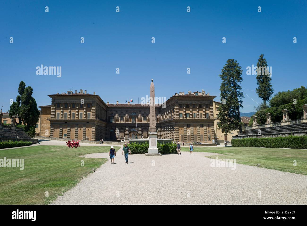 Der boboli-Gartenpark (Giardino di boboli), neptunbrunnen und ein Fernblick auf den palazzo pitti, in englischer Sprache auch Palazzo pitti genannt, in florenz, italien. Beliebte Touristenattraktion und Reiseziel. Stockfoto