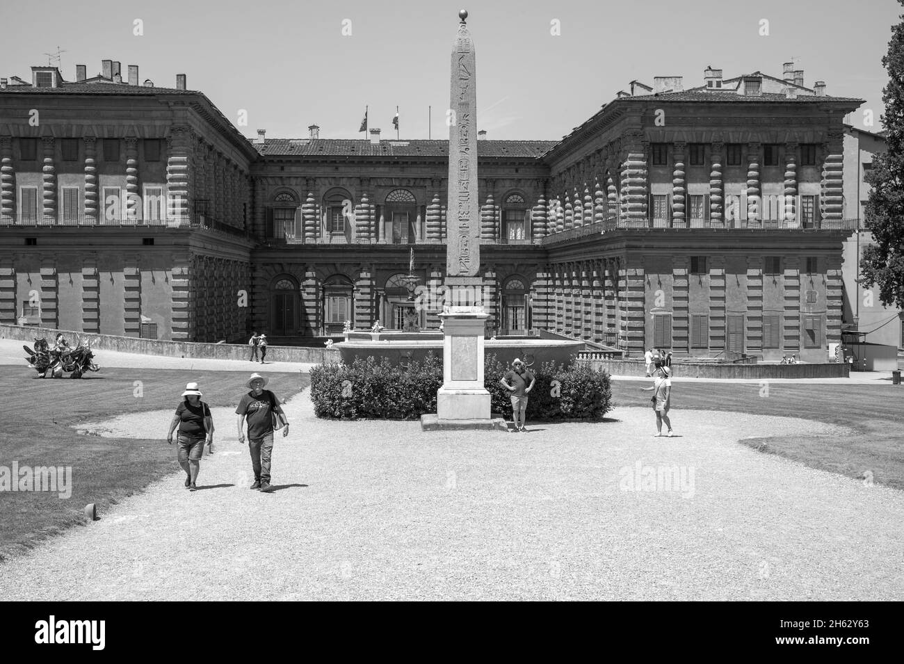 Der boboli-Gartenpark (Giardino di boboli), neptunbrunnen und ein Fernblick auf den palazzo pitti, in englischer Sprache auch Palazzo pitti genannt, in florenz, italien. Beliebte Touristenattraktion und Reiseziel. Stockfoto