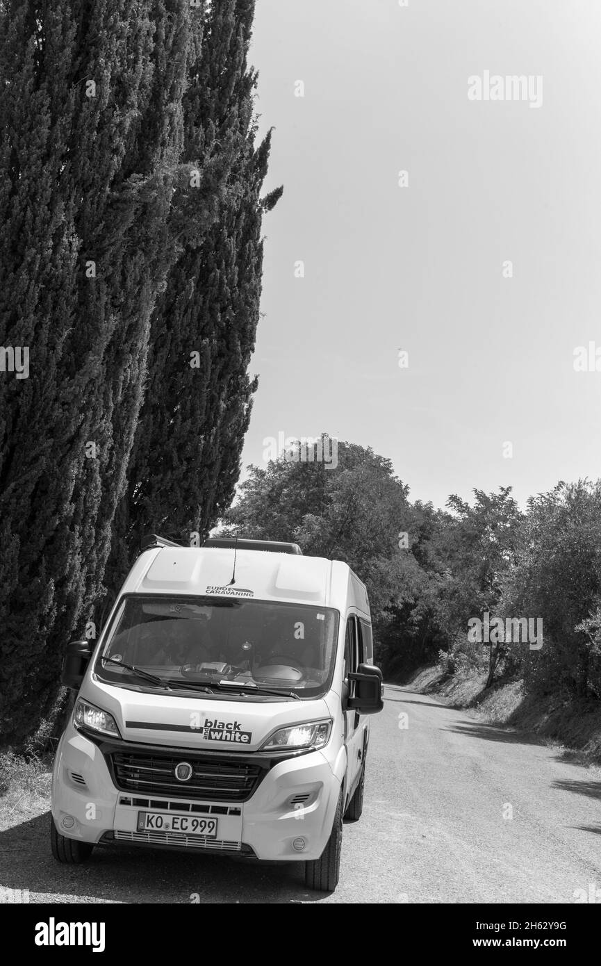 Wohnmobil in schöner Landschaft in der Nähe von siena, italien Stockfoto