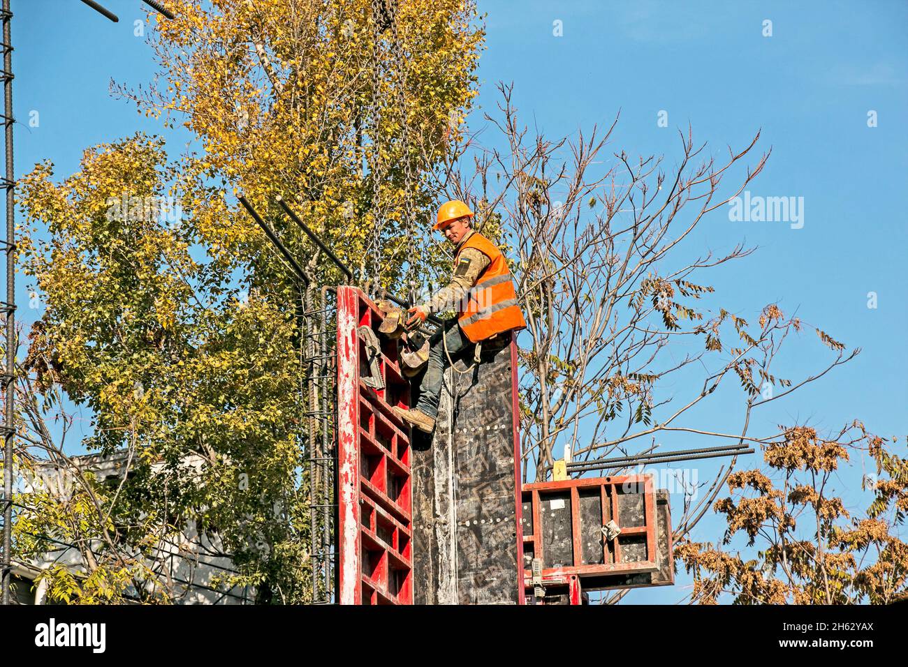 Dnepropetrovsk, Ukraine - 10.22.2021: Builder installiert Schalung und Eisenverstärkung oder Verstärkungsstange für Stahlbetonwände. Konstruktion Stockfoto