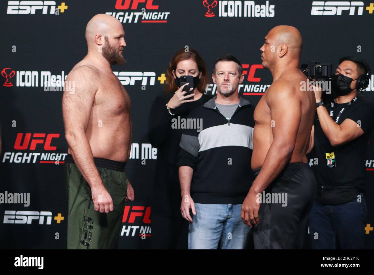 Las Vegas, USA. November 2021. 12. November 2021: Las Vegas, NV - 12. November: Ben Rothwell und Marcos Rogério ''PezÃ£o'' treten während der UFC Vegas 42 auf: Holloway gegen Rodriguez bei der UFC Apex am 12. November 2021 in Las Vegas, Nevada, USA. (Bild: © Diego Ribas/PX Imagens via ZUMA Press Wire) Bild: ZUMA Press, Inc./Alamy Live News Stockfoto