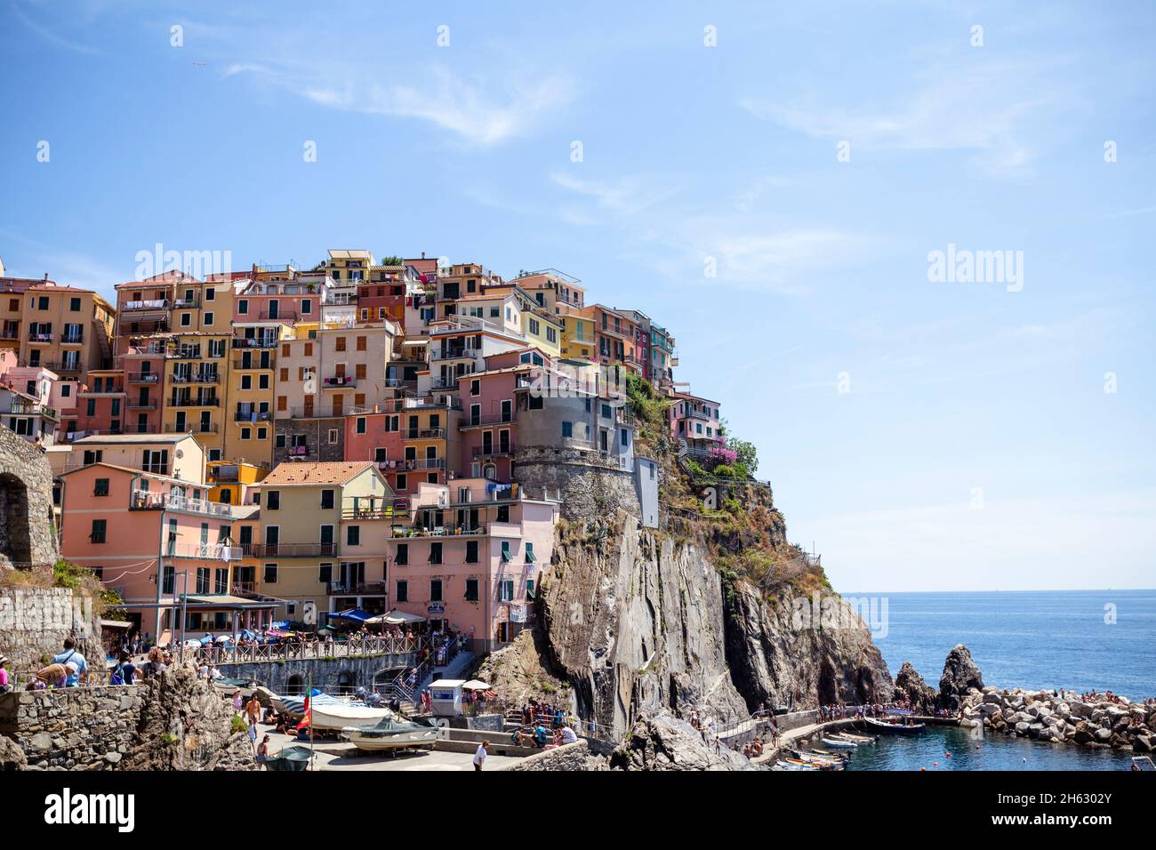 Schöne Aussicht auf manarola Stadt. Ist eines von fünf berühmten bunten Dörfern des nationalparks cinque terre in italien, zwischen Meer und Land auf steilen Klippen ausgesetzt. ligurien Region von italien. Stockfoto