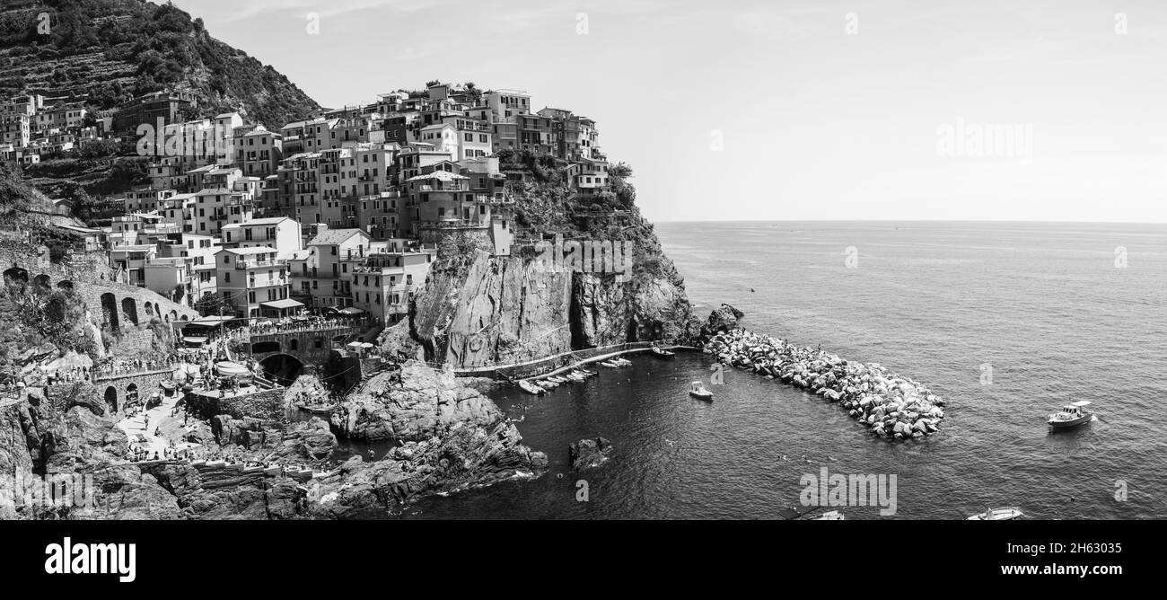 Schöne Aussicht auf manarola Stadt. Ist eines von fünf berühmten bunten Dörfern des nationalparks cinque terre in italien, zwischen Meer und Land auf steilen Klippen ausgesetzt. ligurien Region von italien. Stockfoto