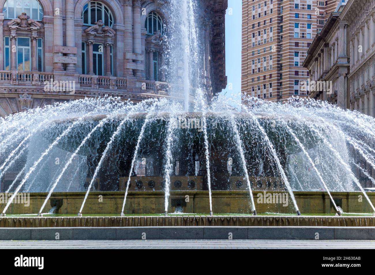 Brunnen an der piazza de ferrari oder ferrari Platz, der Hauptplatz der stadt genua in ligurien Region in italien Stockfoto