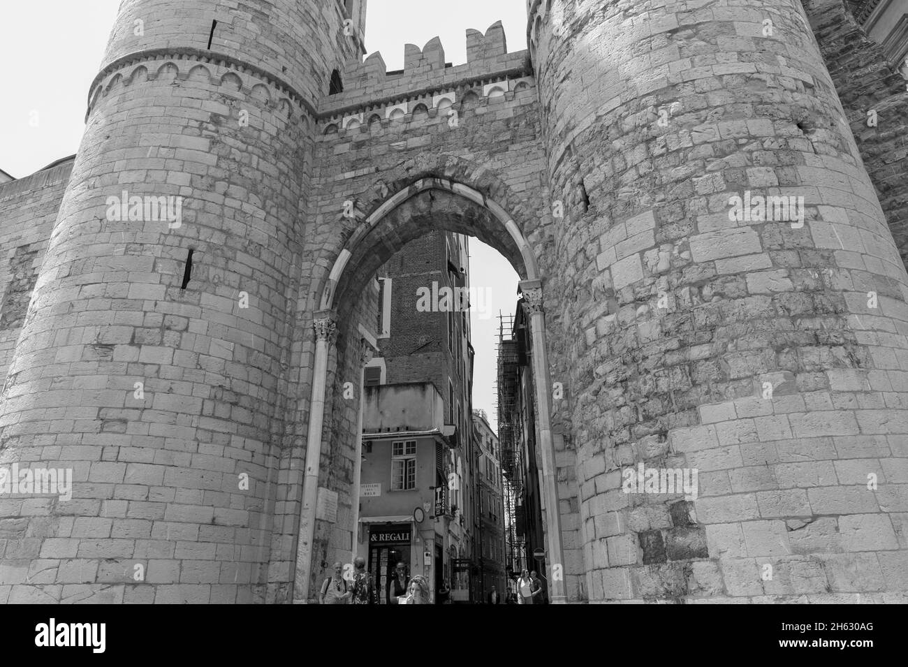 porta soprana, ein mittelalterliches Stadttor mit zwei Türmen der Altstadt von genua, italien Stockfoto