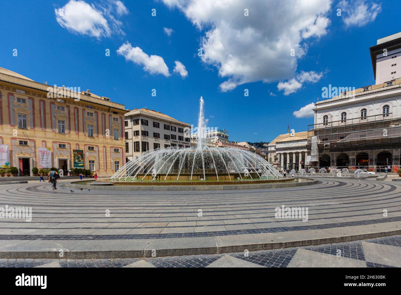 Brunnen an der piazza de ferrari oder ferrari Platz, der Hauptplatz der stadt genua in ligurien Region in italien Stockfoto