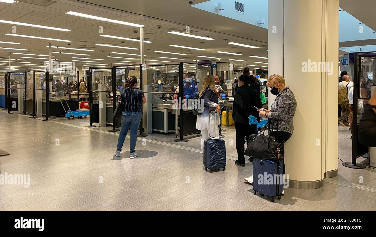 Orlando, FL USA - 23. September 2021: Menschen, die durch die Sicherheitslinie am Orlando International Airport MCO gehen. Stockfoto