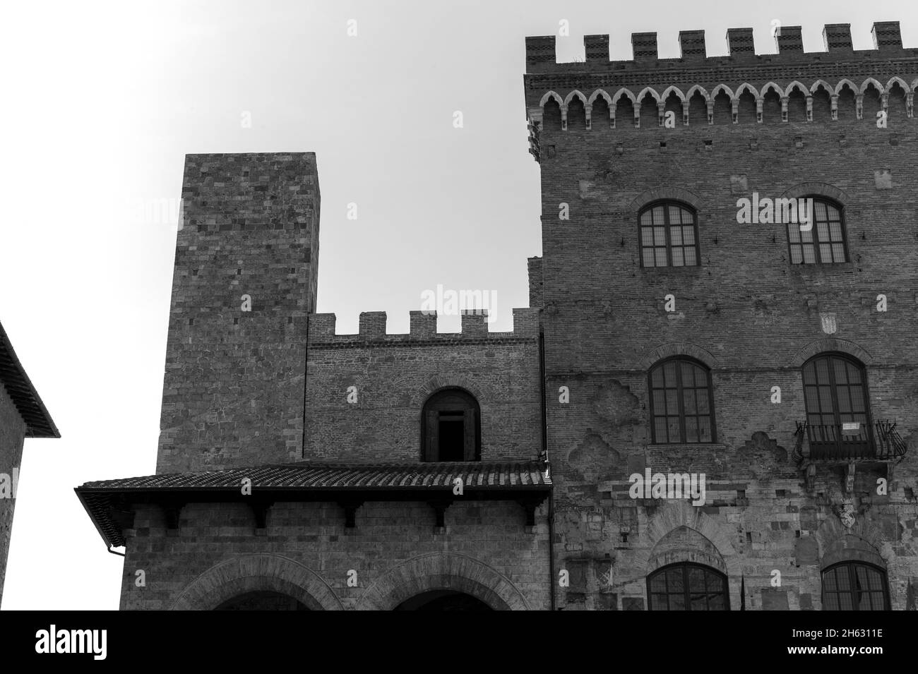 Malerischer Blick auf die berühmte piazza del duomo in san gimignano, toskana, italien Stockfoto