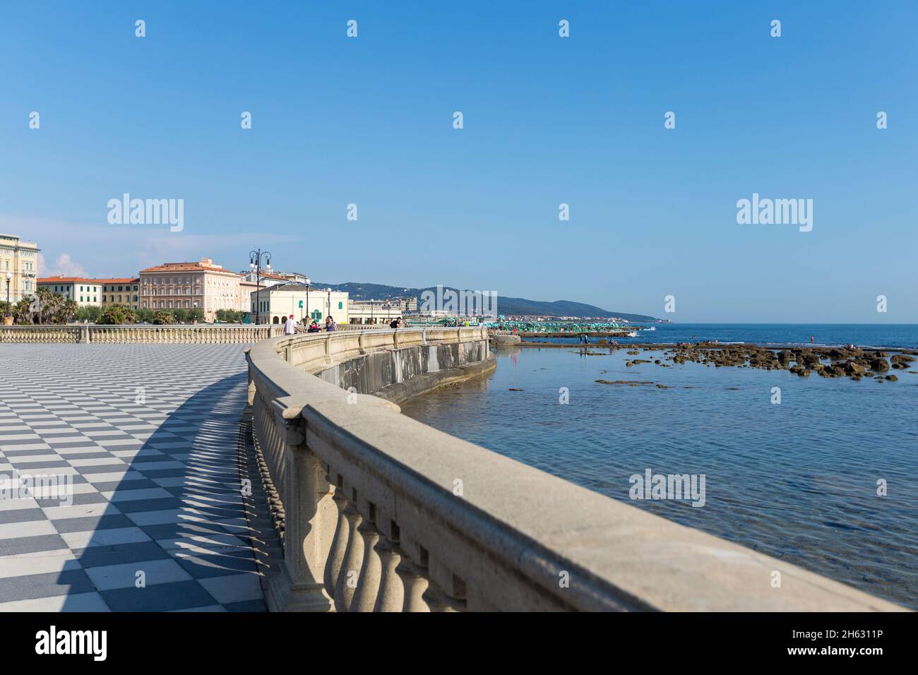 terrazza mascagni in livorno, italien. Es ist ein breites, gewundenes belvedere zum Meer hin mit einer Pflasterfläche von 8.700 qm wie ein Schachbrett und 4.100 Balustern Stockfoto