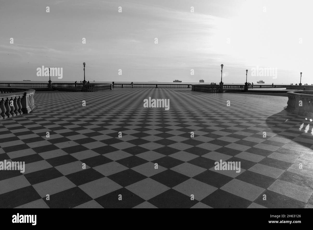 terrazza mascagni in livorno, italien. Es ist ein breites, gewundenes belvedere zum Meer hin mit einer Pflasterfläche von 8.700 qm wie ein Schachbrett und 4.100 Balustern Stockfoto