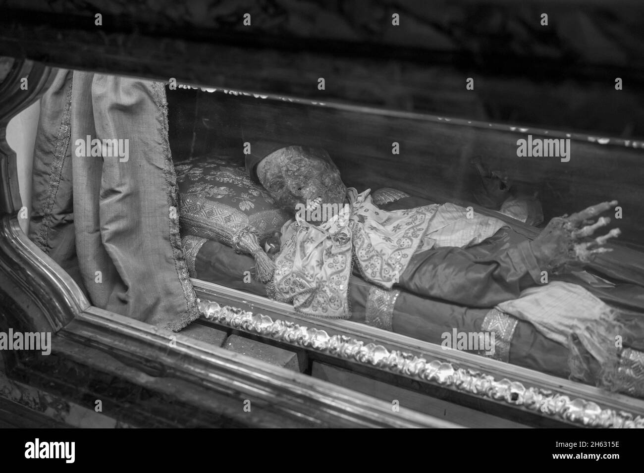 san michele, lucca, italien. Der Altar mit einem Kruzifix aus dem 12. Jh und die Leiche von san davino, einem armenischen Pilger aus dem 11. Jh, der Wunderkräfte haben soll. Stockfoto