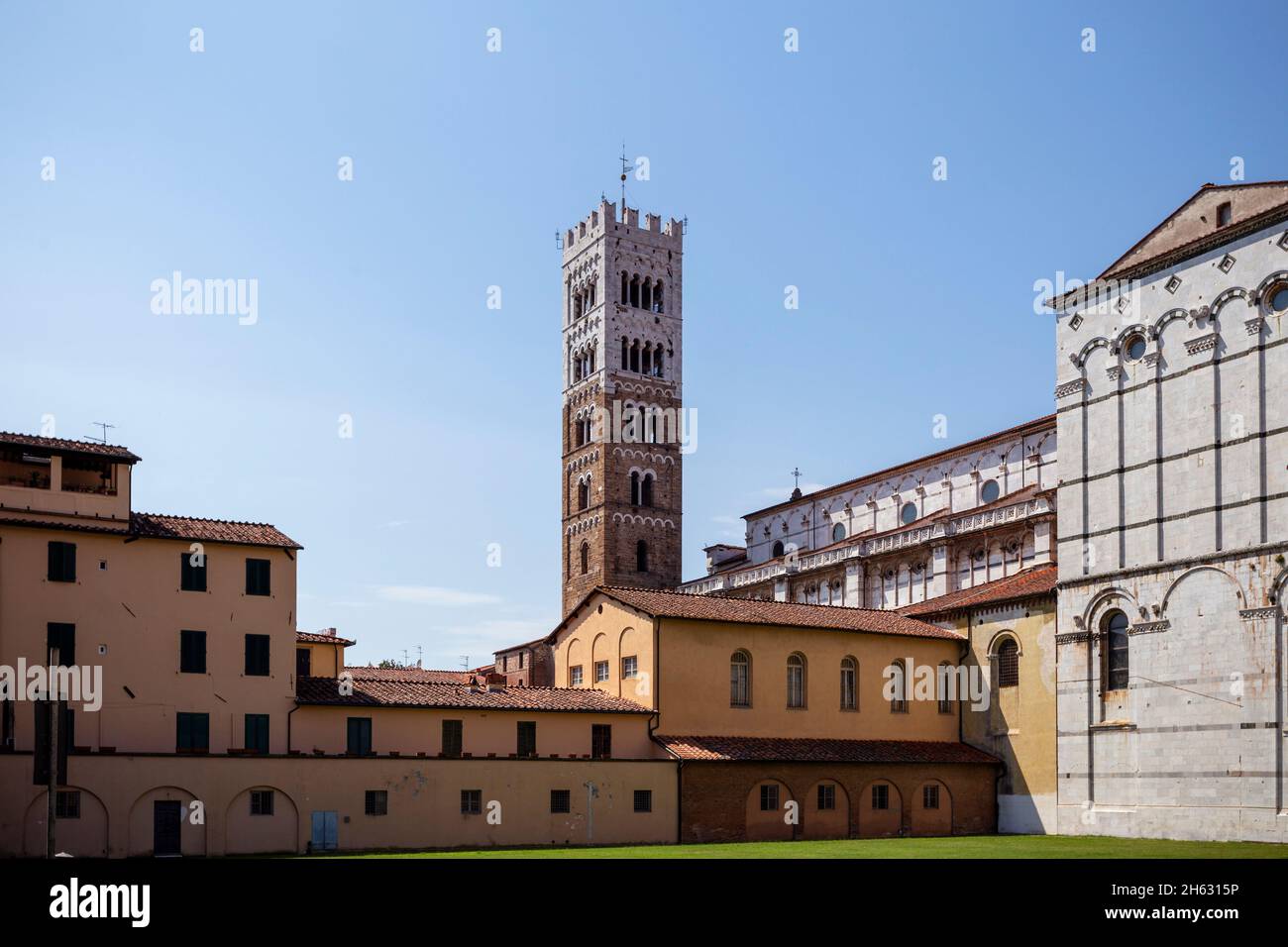 romanische Fassade und Glockenturm der Kathedrale St. martin in lucca, toskana. Sie enthält die wertvollsten Reliquien in lucca, das heilige Antlitz von lucca (italienisch: volto santo di lucca) Stockfoto