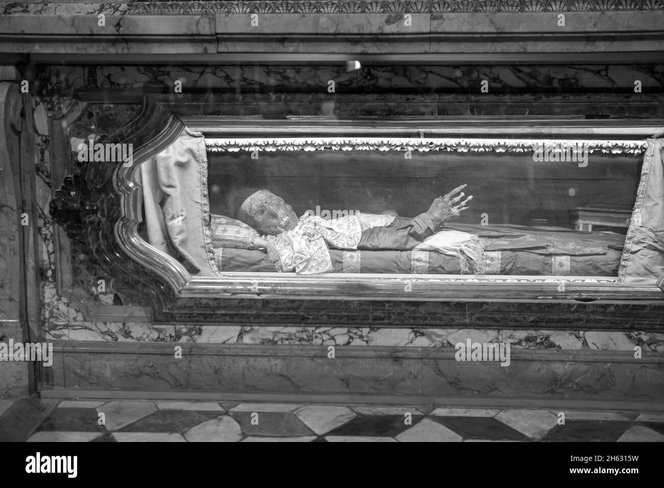 san michele, lucca, italien. Der Altar mit einem Kruzifix aus dem 12. Jh und die Leiche von san davino, einem armenischen Pilger aus dem 11. Jh, der Wunderkräfte haben soll. Stockfoto