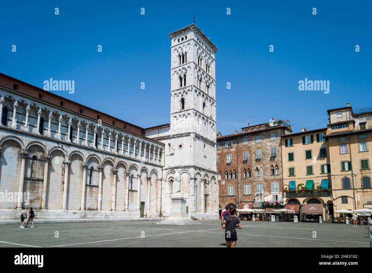 chiesa di san michele in Foro st michael. römisch-katholische Kirche Basilika auf der piazza san michele Platz im historischen Zentrum der alten mittelalterlichen Stadt lucca an einem Sommertag mit klarem Himmel, toskana, italien Stockfoto