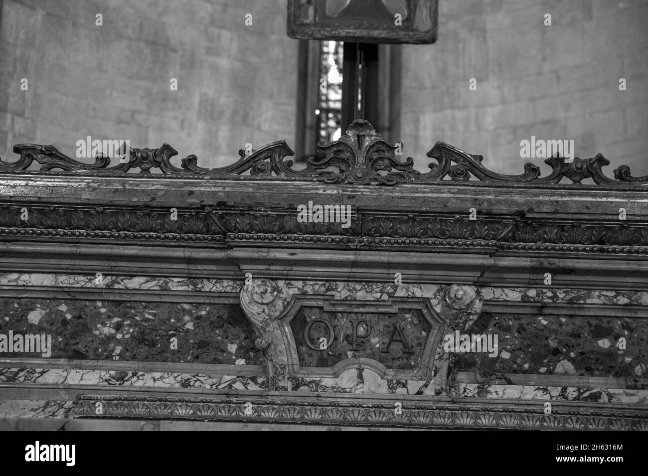 san michele, lucca, italien. Der Altar mit einem Kruzifix aus dem 12. Jh und die Leiche von san davino, einem armenischen Pilger aus dem 11. Jh, der Wunderkräfte haben soll. Stockfoto