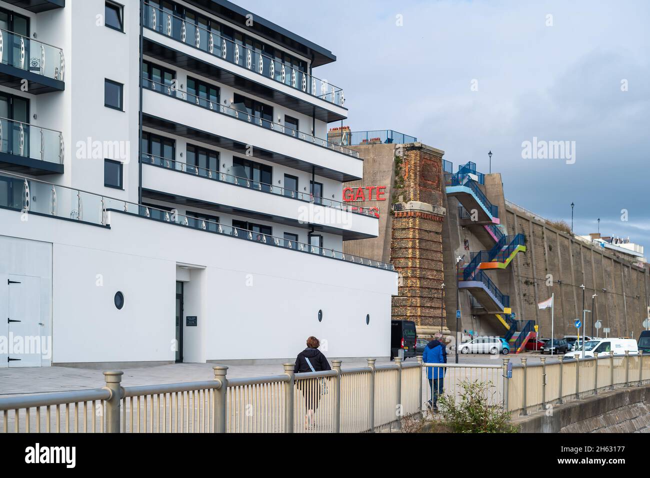 Ramsgate UK - Okt 6 2021 der Fokus liegt auf den neuen Royal Sands Luxus-Apartments am Strand neben dem Eingang zu den Ramsgate Tunnels und Colorfu Stockfoto