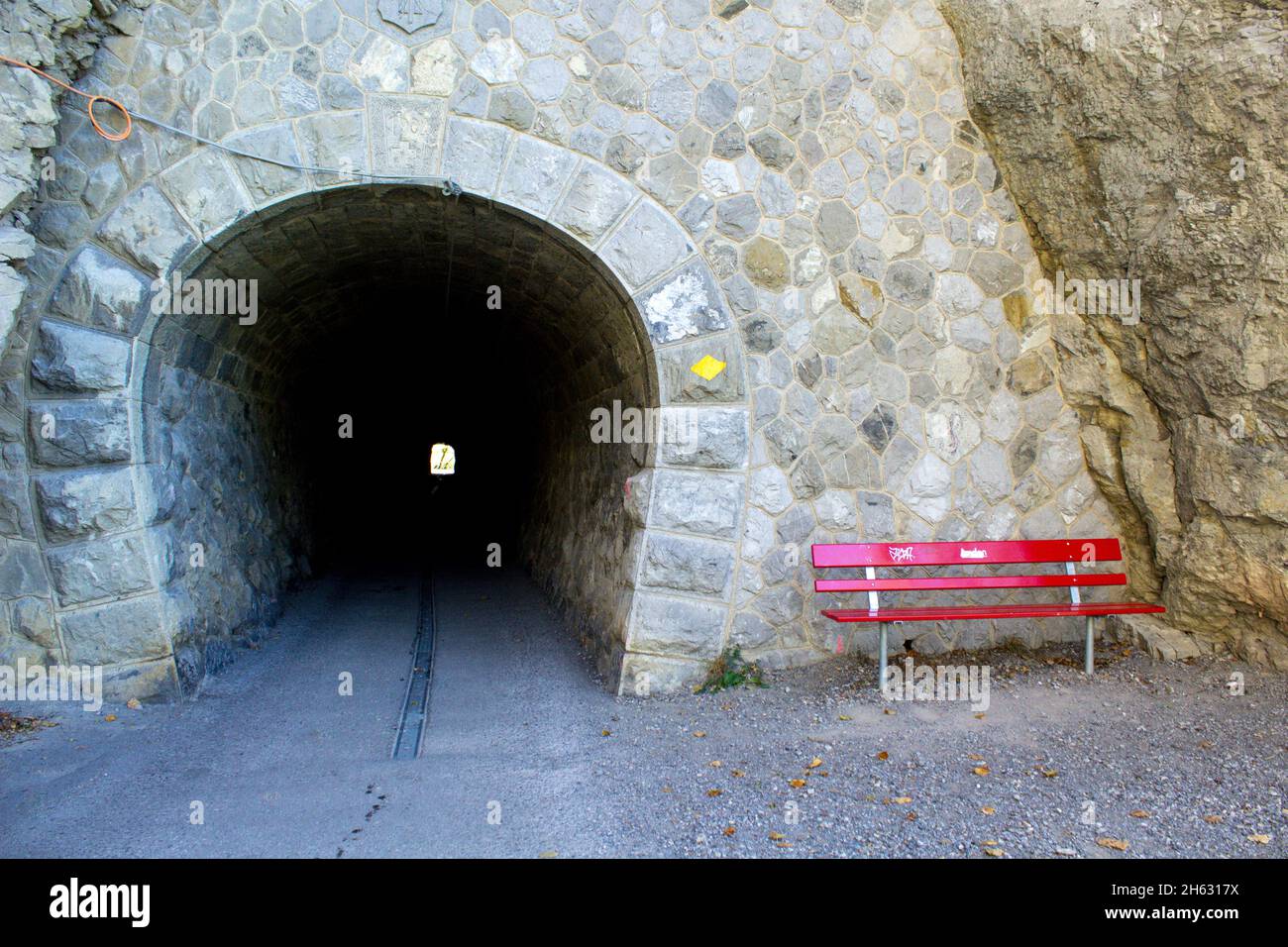 Tunneleingang und Bank Stockfoto
