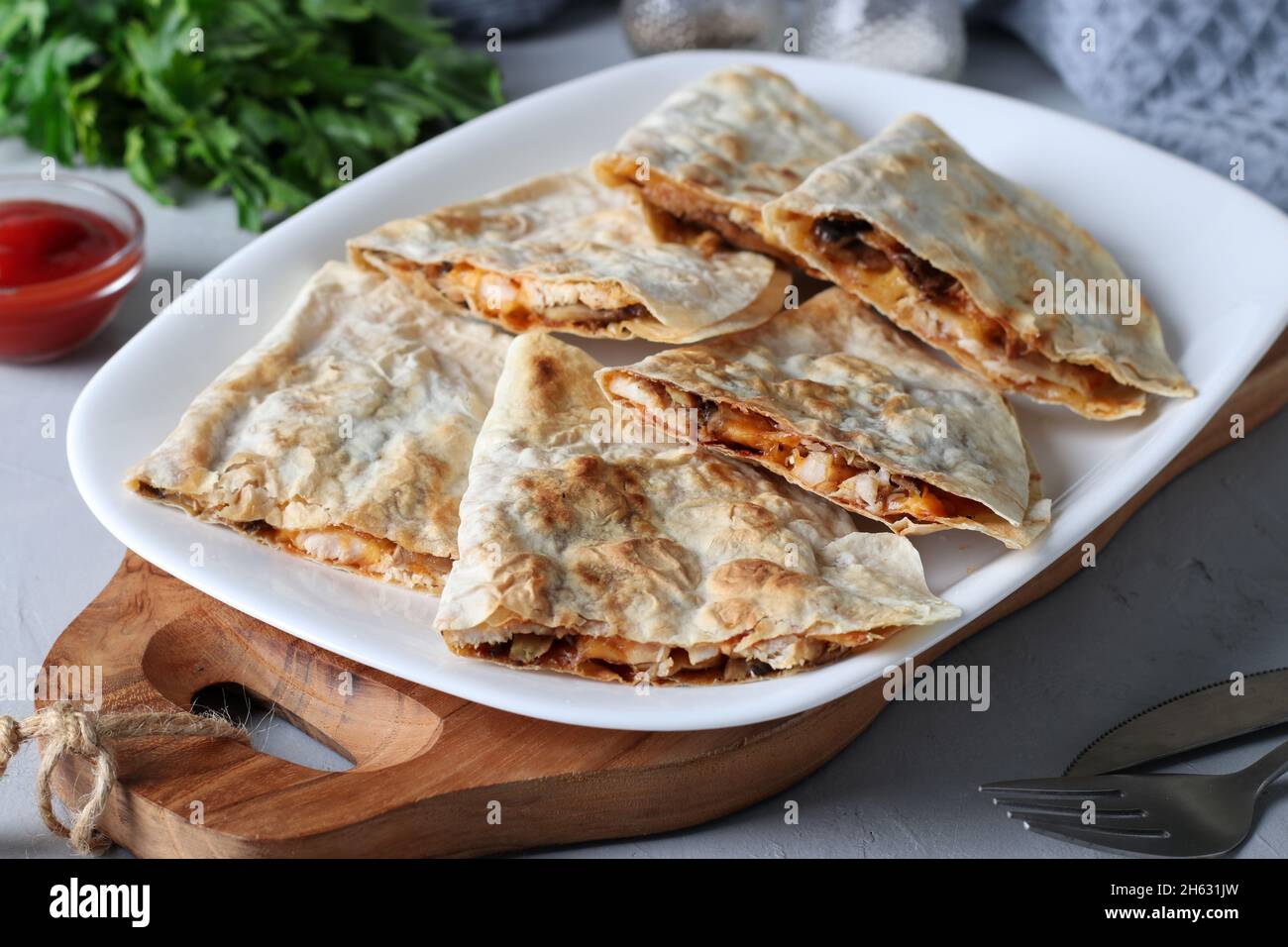 Mexikanischer Imbiss Quesadilla aus Tortilla mit Huhn, Käse und ... Mexikanischer Imbiss Quesadilla aus Tortilla mit Huhn, Käse und ...