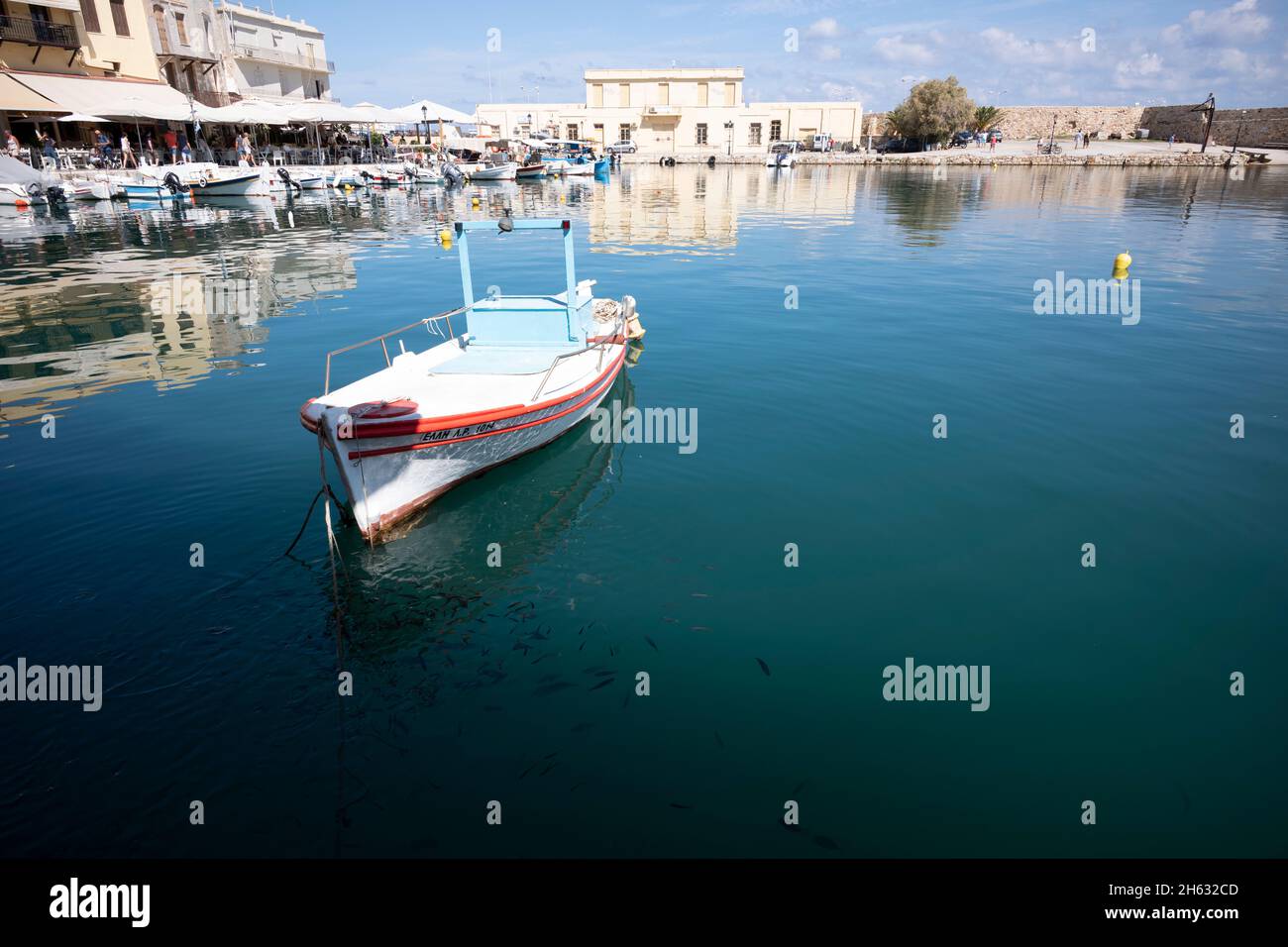 Besuch des Hafens der alten charmanten Stadt rethymno. kreta Insel, griechenland. Ein schönes Dorf am Mittelmeer mit historischen Gebäuden und einem schönen Hafen Stockfoto