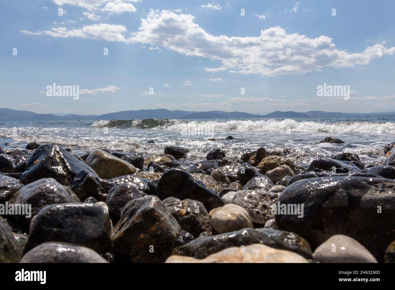 Am Strand. meer, Himmel, Wolken, Kieselsteine Stockfoto