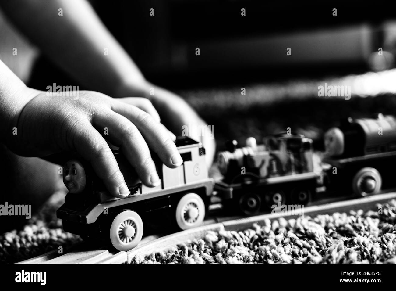 Tiffin, Iowa, USA - 3.2021: Kleiner Junge spielt mit einem Model Thomas the Train. Thomas ist ein beliebtes Spielzeug für Kinder im Eisenbahnstil. Stockfoto