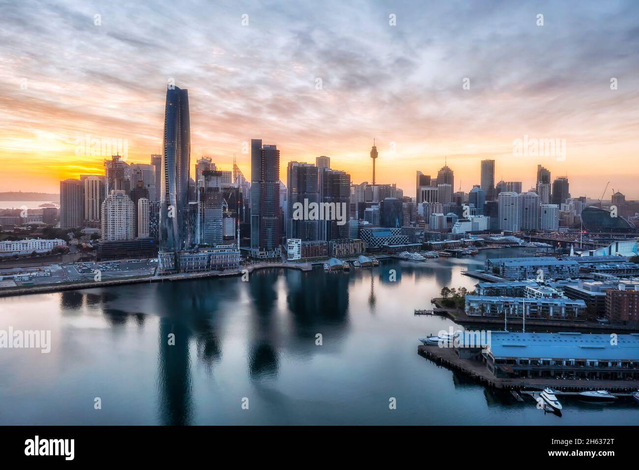 Sonnenaufgang über der Skyline von Sydney von Darling Harbour und Pyrmont bis zu den Hochhäusern von Barangaroo. Stockfoto