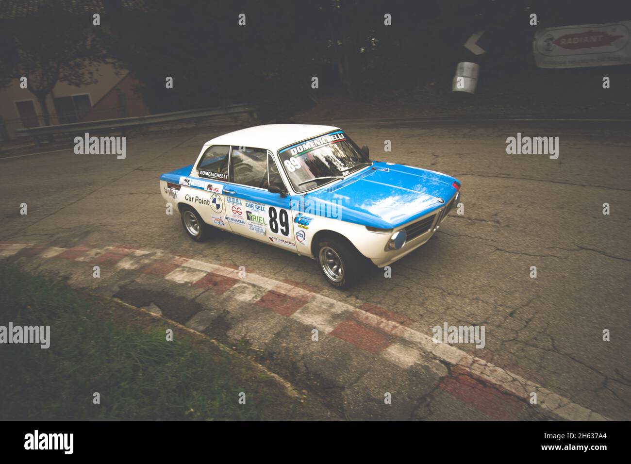 PESARO, ITALIEN - 09. Okt 2021: Ein alter BMW 2000 auf einem alten Rennwagen in Rallye Stockfoto